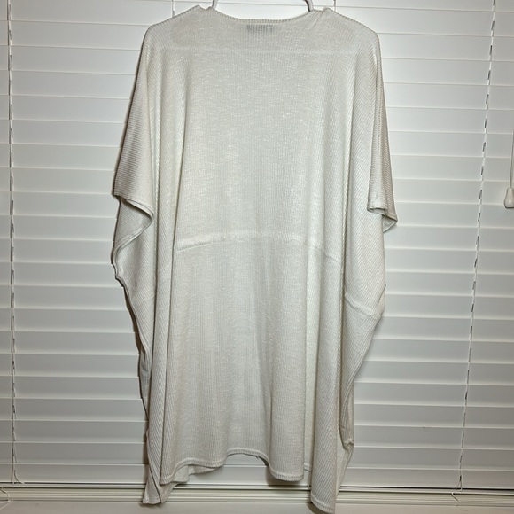 Janice women’s Beach Coverup. One Size. - Picture 2 of 9